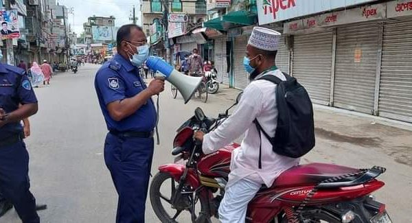 লকডাউন বাস্তবায়নে সক্রিয় ভূমিকায় লক্ষ্মীপুর জেলা পুলিশ।