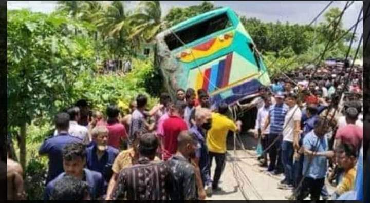 লক্ষ্মীপুরের চন্দ্রগঞ্জে সড়ক দুর্ঘটনায় দু’ জন নিহত।